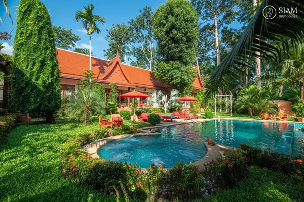 5-Bedroom Thai-Style Villa with Pool in Maenam